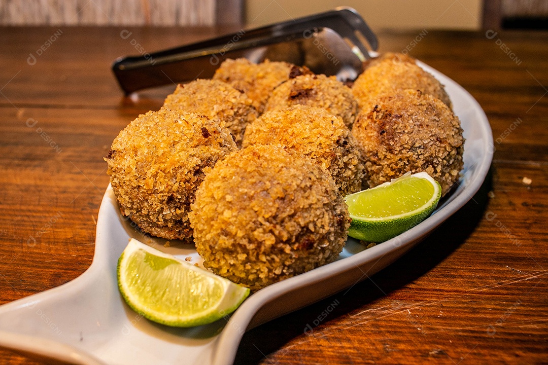 Comida Korokke Carne frituras sobre uma mesa de madeira