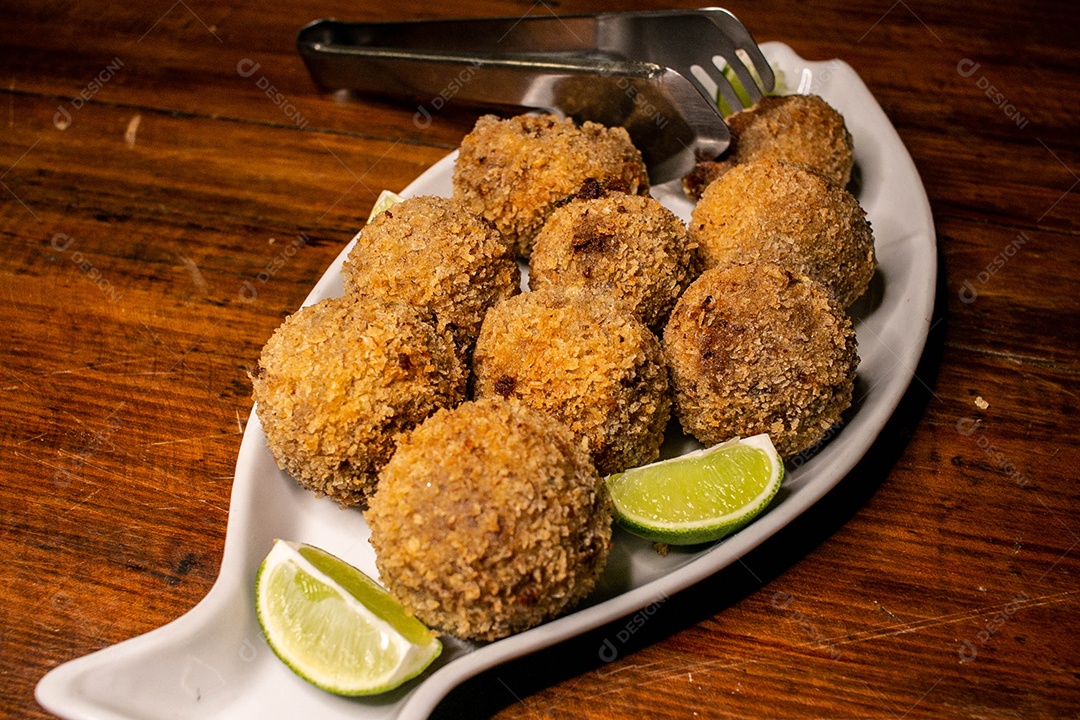 Comida Korokke Carne frituras sobre uma mesa de madeira