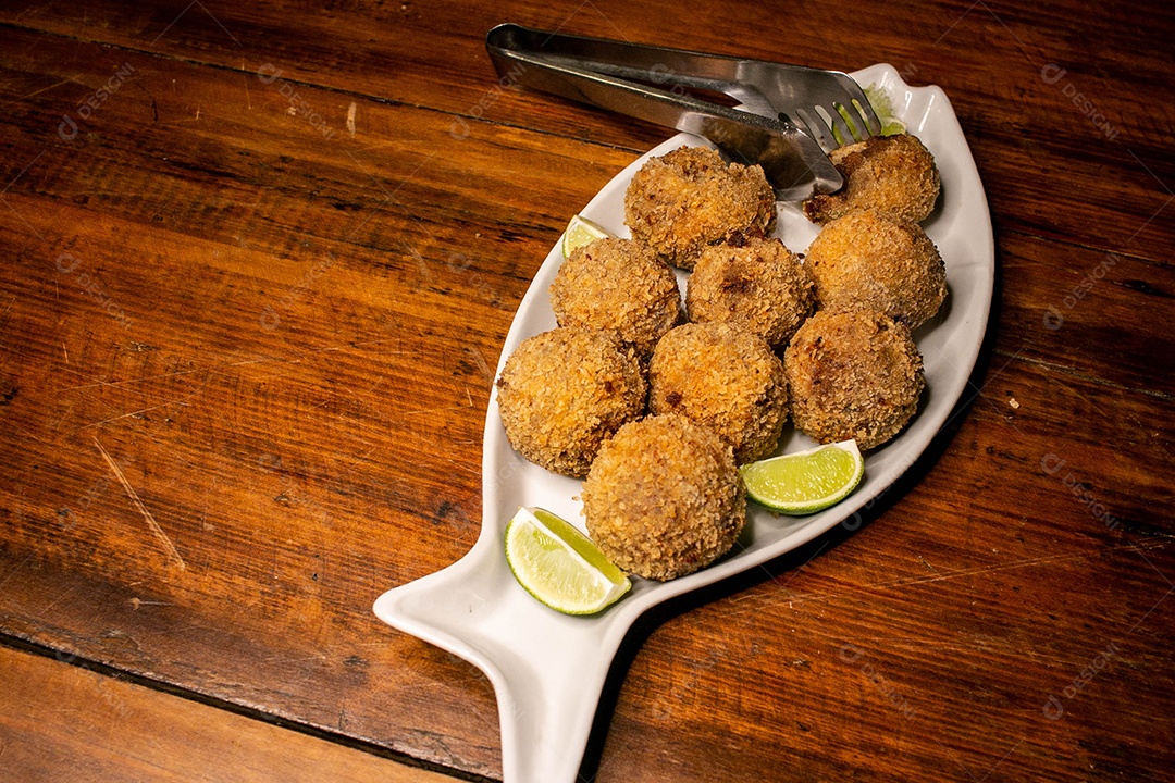 Comida Korokke Carne frituras sobre uma mesa de madeira