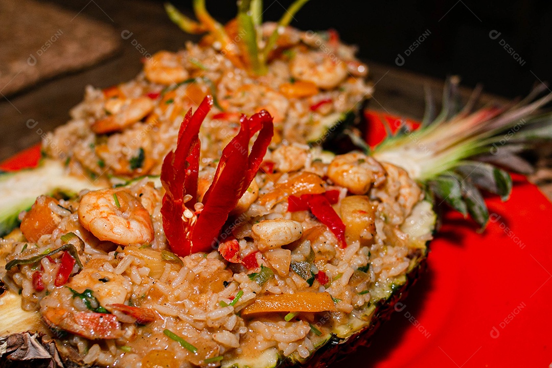 Comida sobre uma mesa de restaurante lagosta