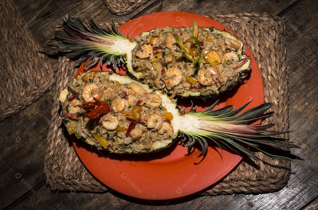 Arroz Frito com Abacaxi e Quinoa sobre uma mesa de restaurante