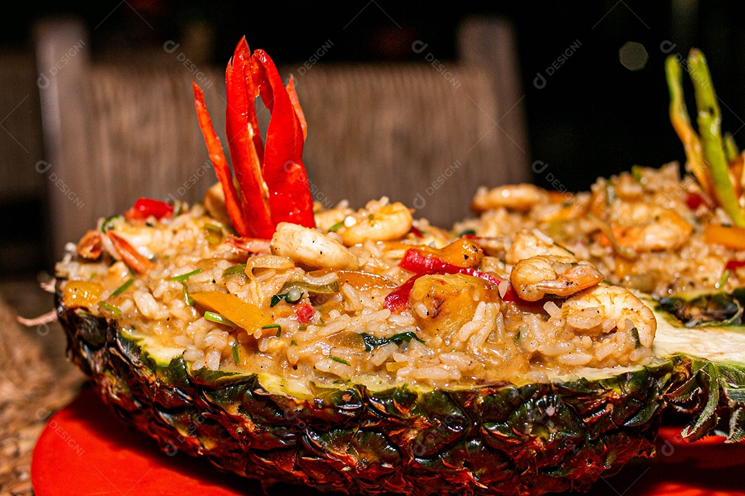 Arroz Frito com Abacaxi e Quinoa sobre uma mesa de restaurante