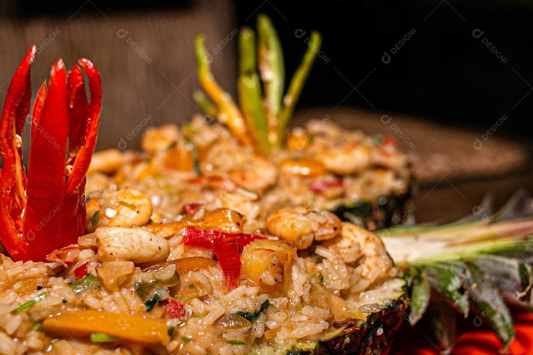 Comida sobre uma mesa de restaurante lagosta