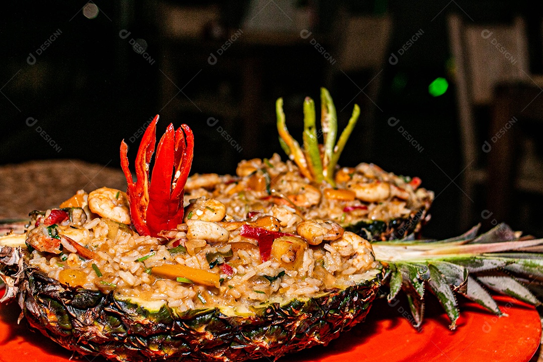 Arroz Frito com Abacaxi e Quinoa sobre uma mesa de restaurante