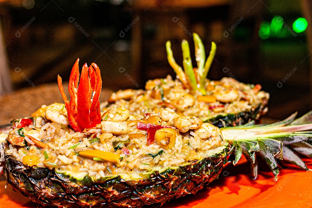 Arroz Frito com Abacaxi e Quinoa sobre uma mesa de restaurante