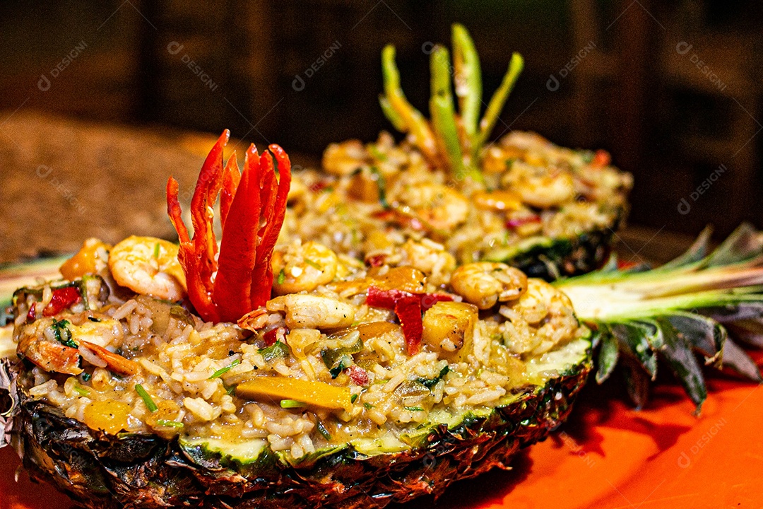 Arroz Frito com Abacaxi e Quinoa sobre uma mesa de restaurante