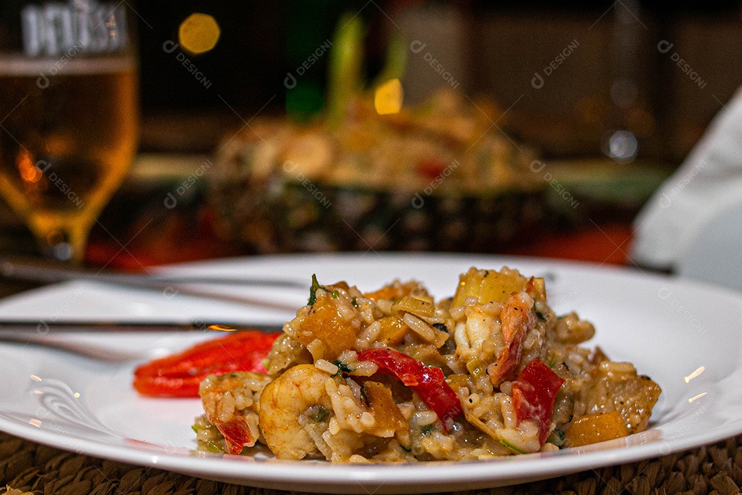 Comida sobre uma mesa de restaurante lagosta