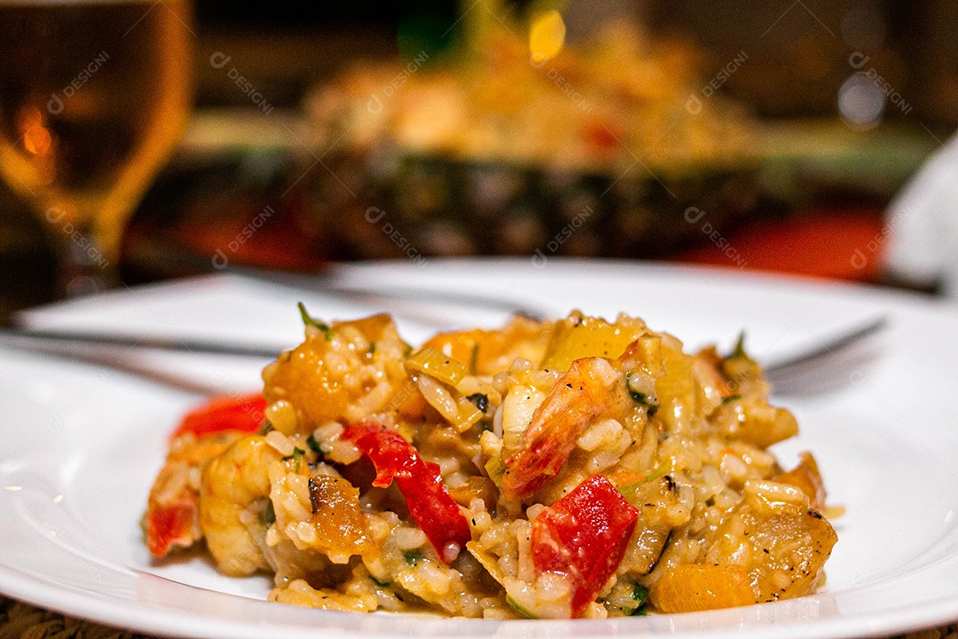 Comida sobre uma mesa de restaurante lagosta