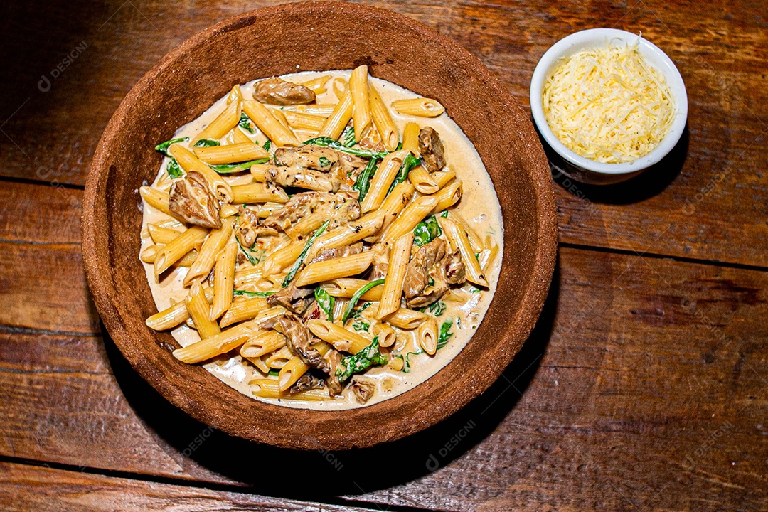 Rigatone com atum e rúcula comida restaurante