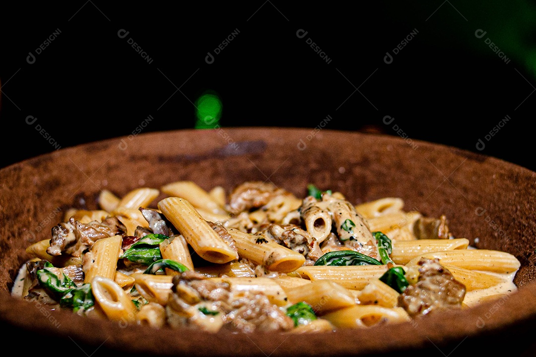 Rigatone com atum e rúcula comida restaurante