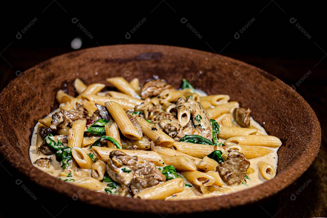 Rigatone com atum e rúcula comida restaurante