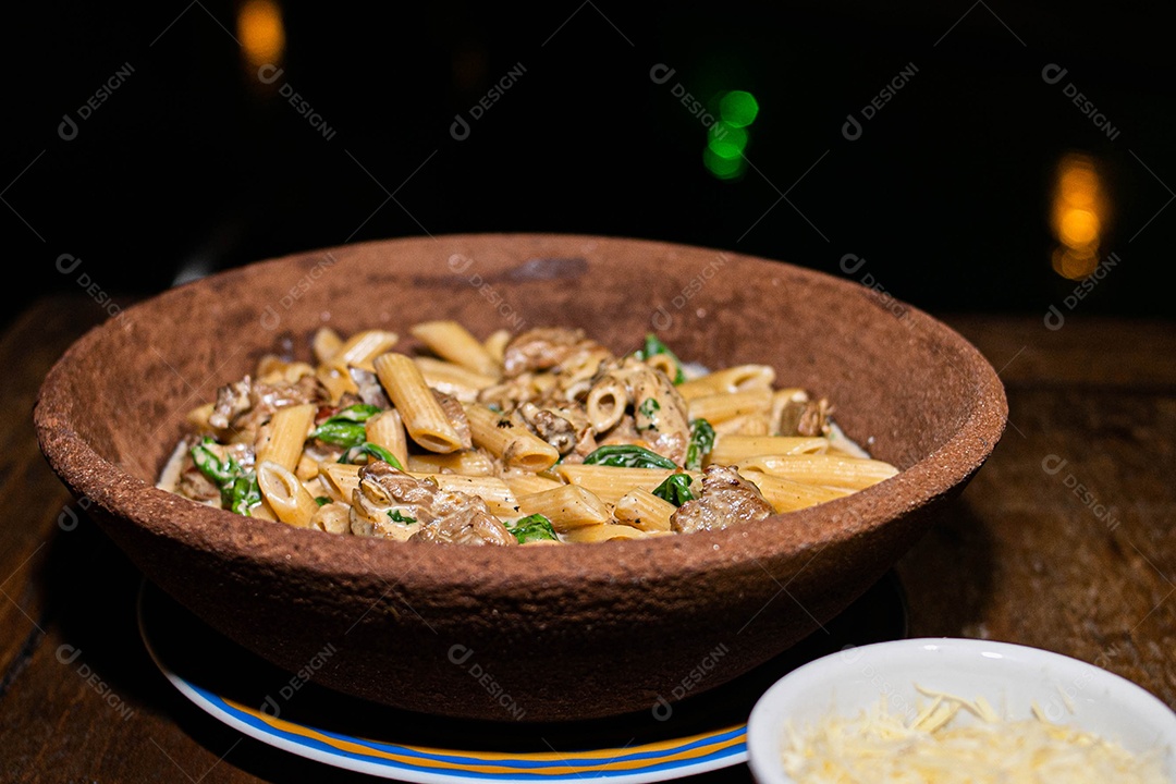 Rigatone com atum e rúcula comida restaurante