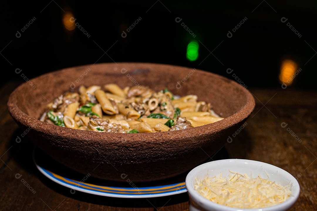 Rigatone com atum e rúcula comida restaurante