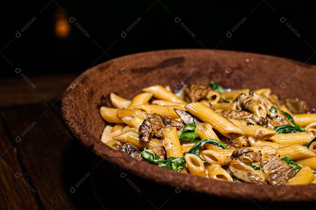 Rigatone com atum e rúcula comida restaurante