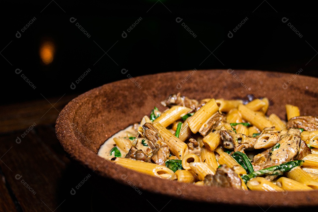 Rigatone com atum e rúcula comida restaurante