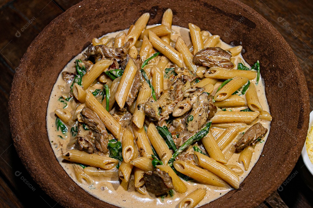 Rigatone com atum e rúcula comida restaurante