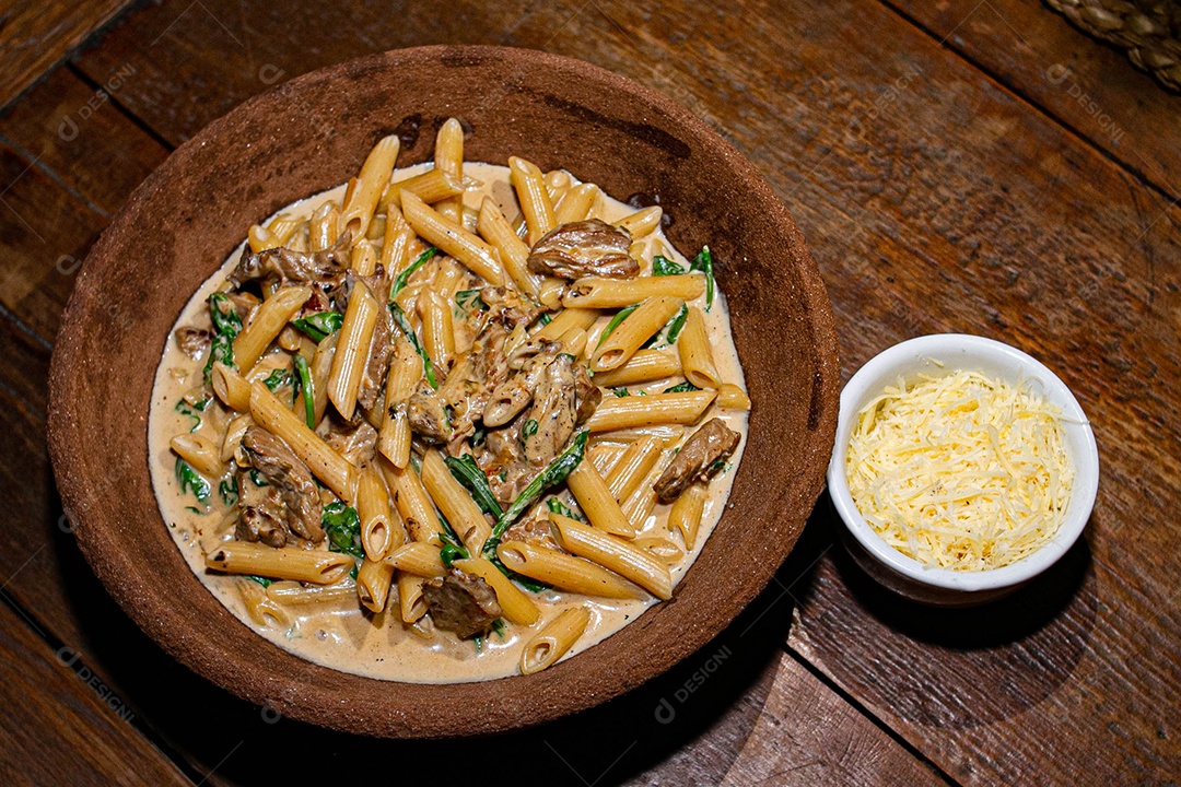 Rigatone com atum e rúcula comida restaurante