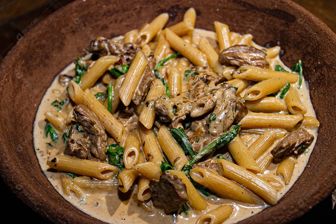 Rigatone com atum e rúcula comida restaurante