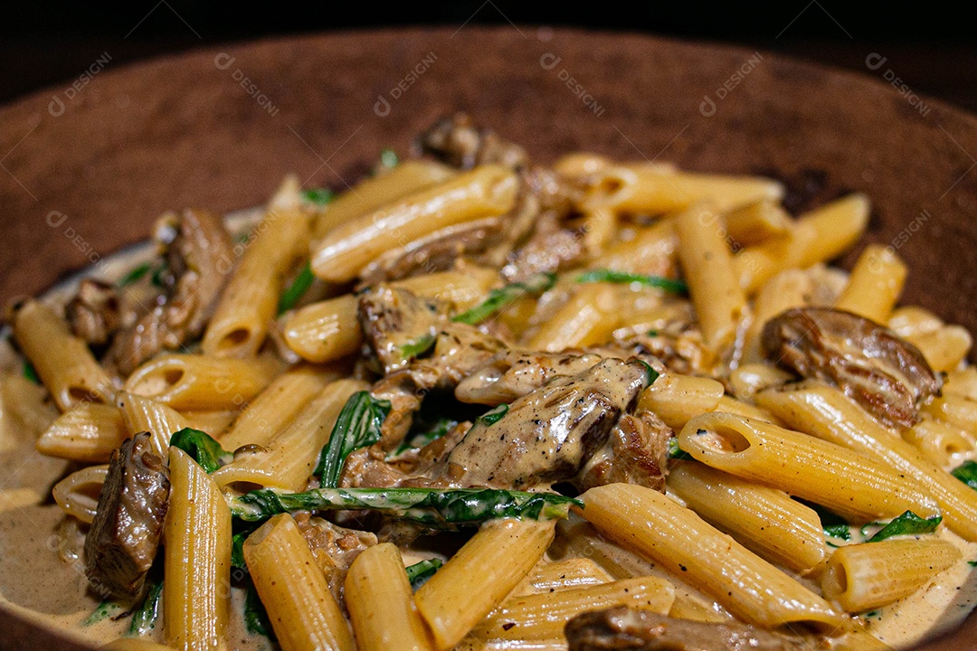 Rigatone com atum e rúcula comida restaurante