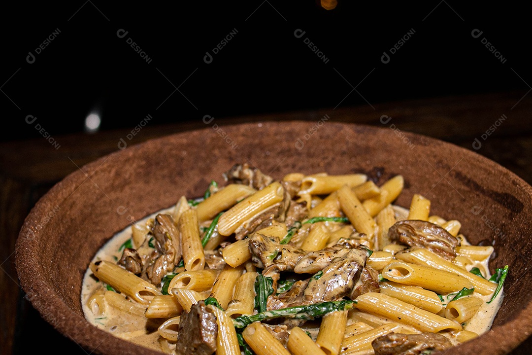 Rigatone com atum e rúcula comida restaurante