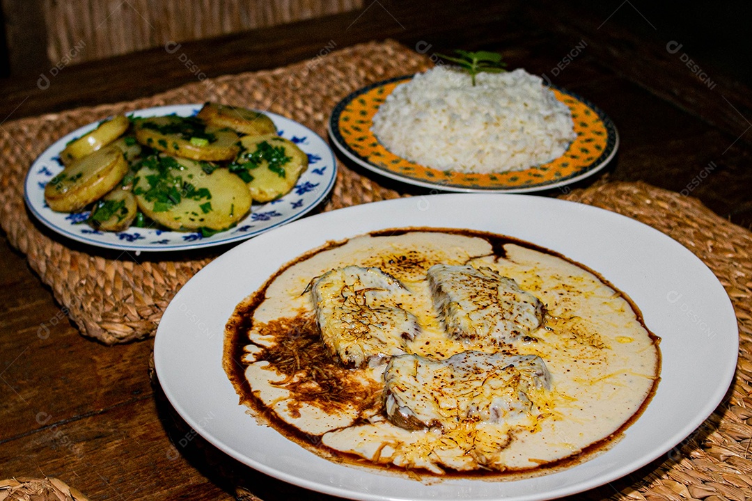 Comida sobre uma mesa de restaurante