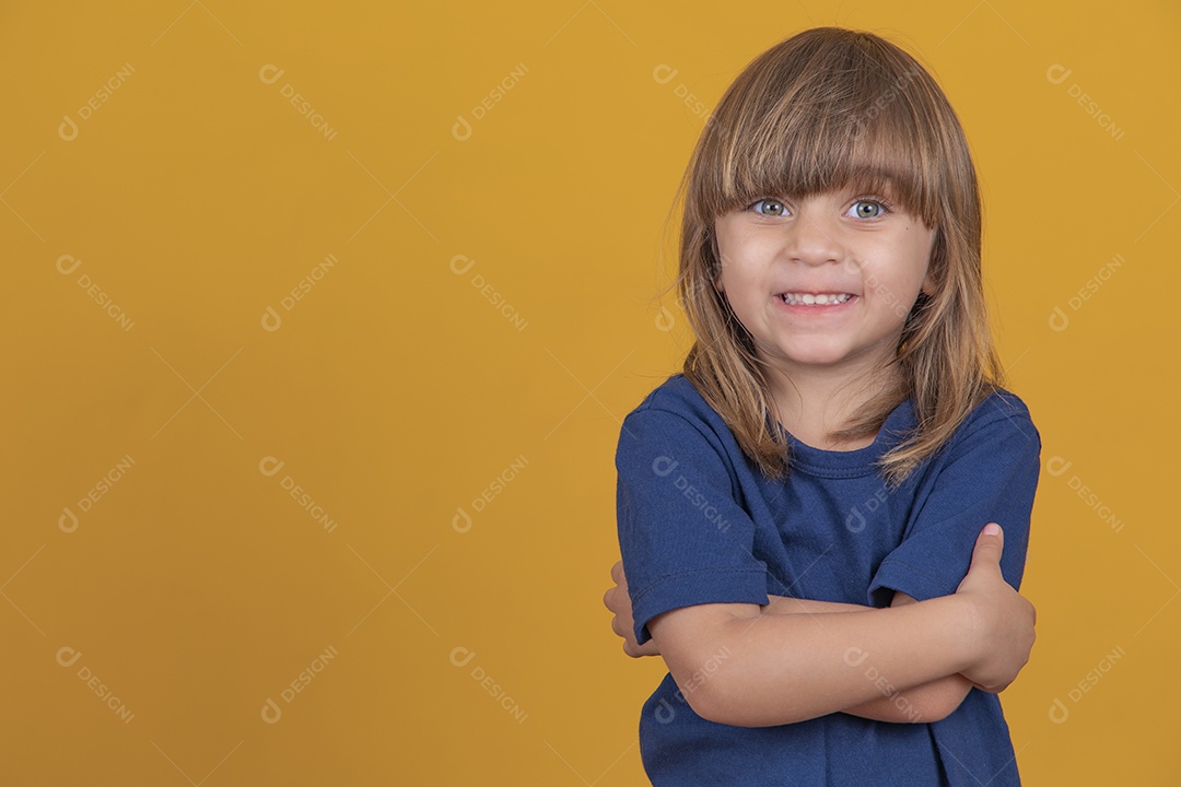 Retrato de tiro na cabeça com uma garota sorridente de cabelos castanhos com braços cruzados