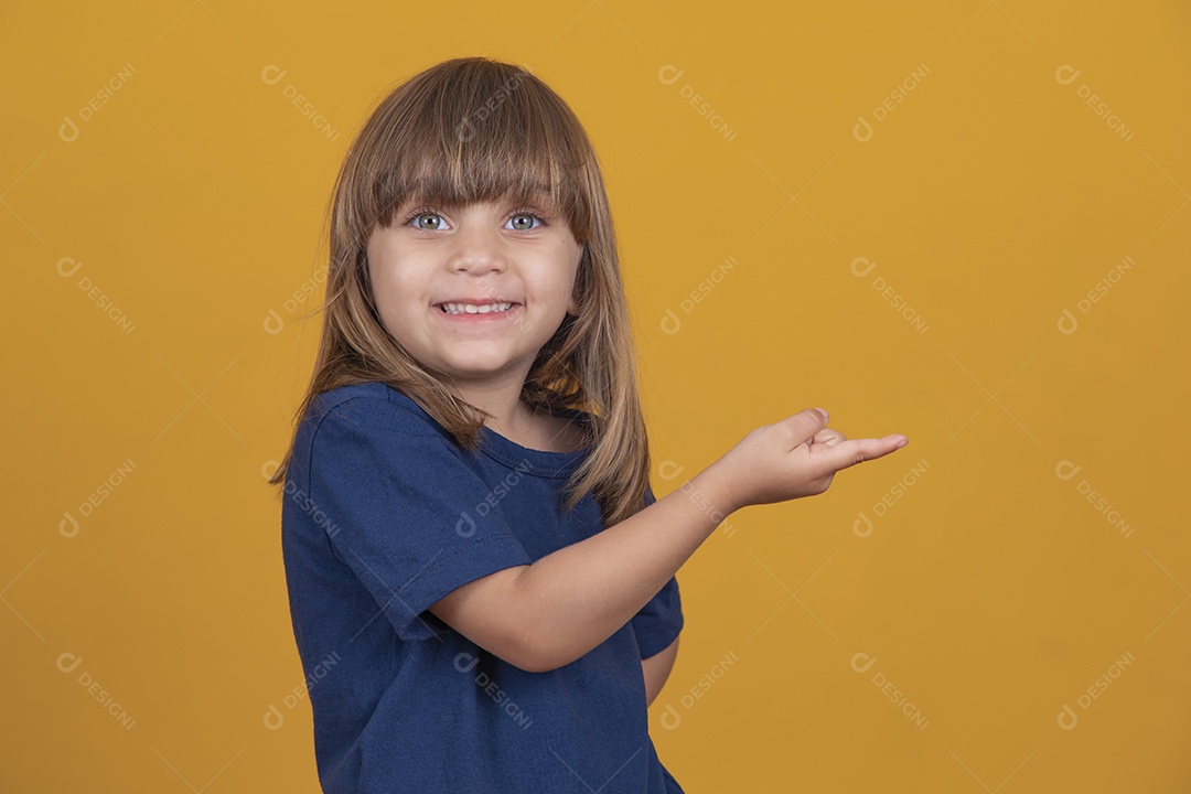 Menina bonitinha com cabelo liso sorrindo com espaço livre para texto.