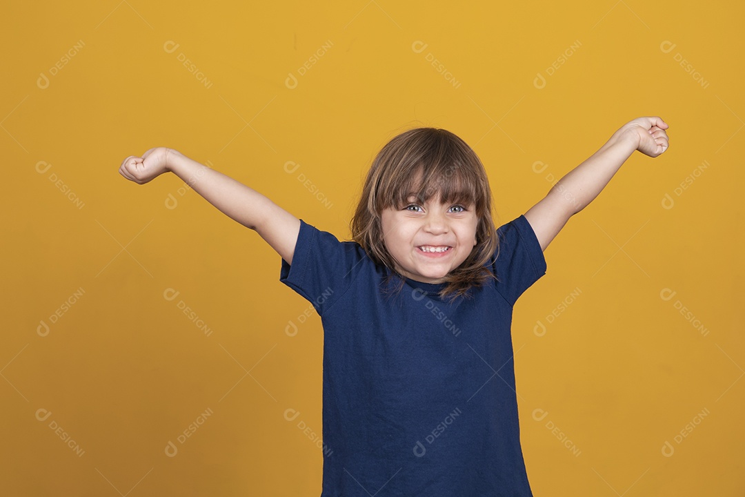 Retrato de menina feliz comemorando a vitória