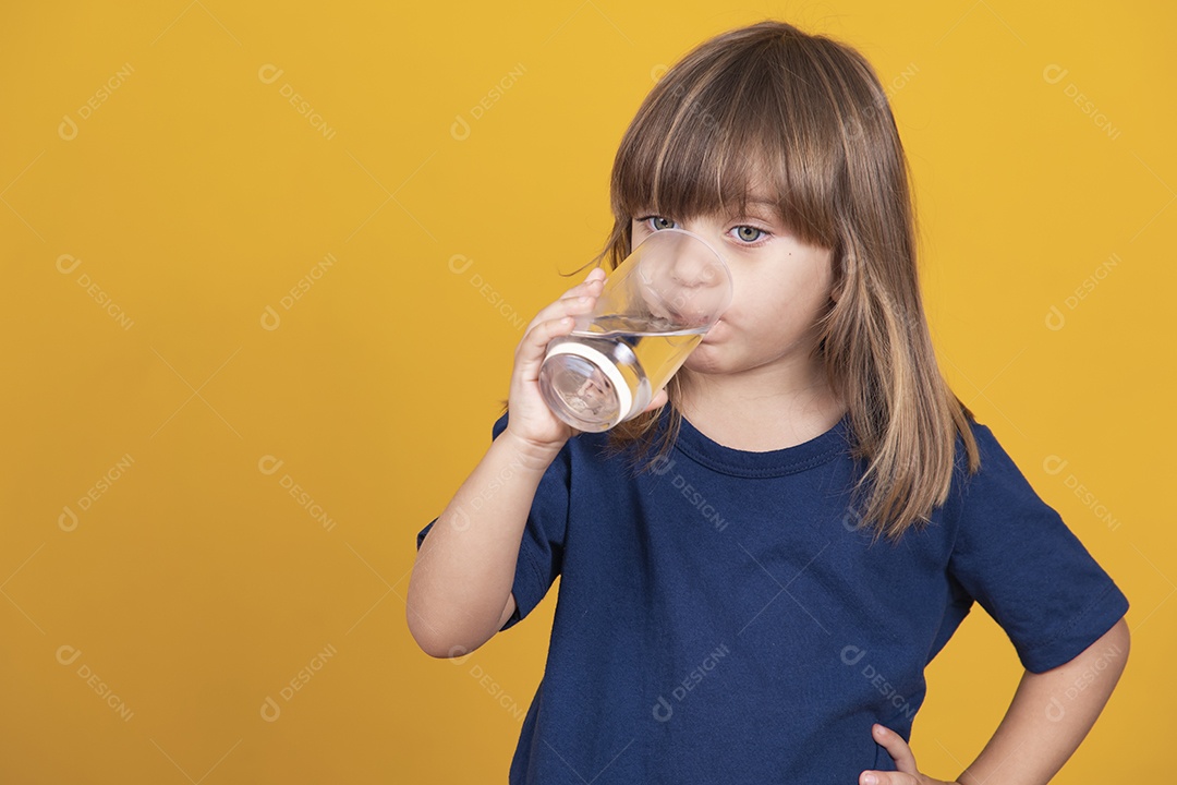 Menina sorridente de cabelos castanhos. Conceito de criança bonita e feliz com bons dentes saudáveis ​​para dentista