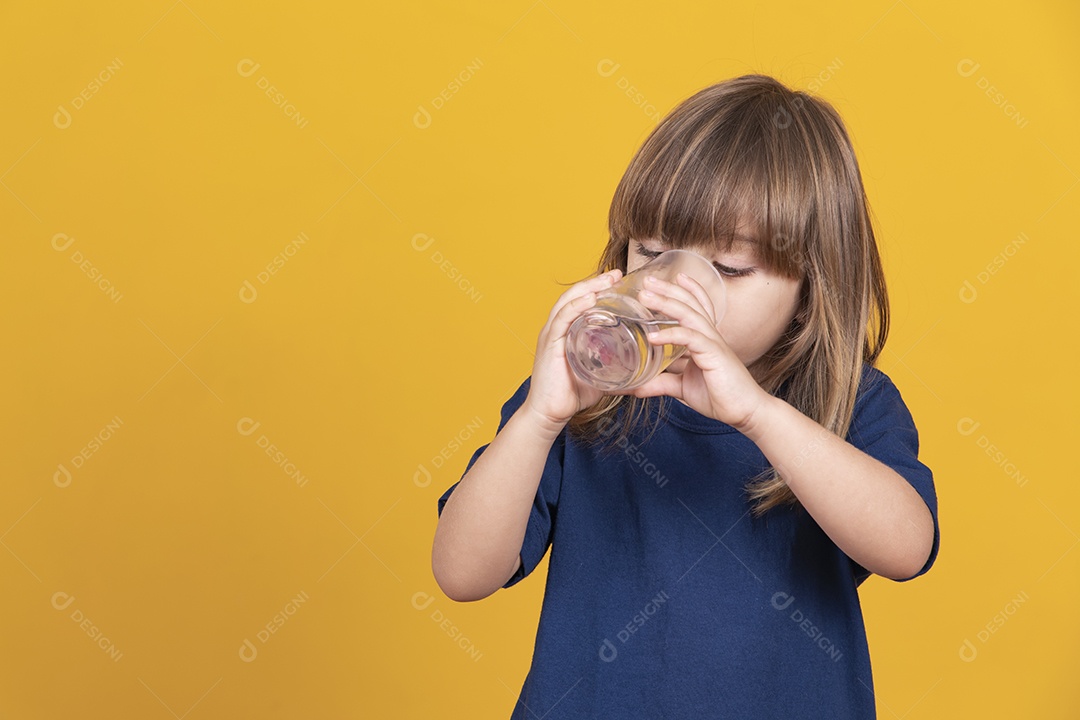 Menina sorridente de cabelos castanhos. Conceito de criança bonita e feliz com bons dentes saudáveis ​​para dentista