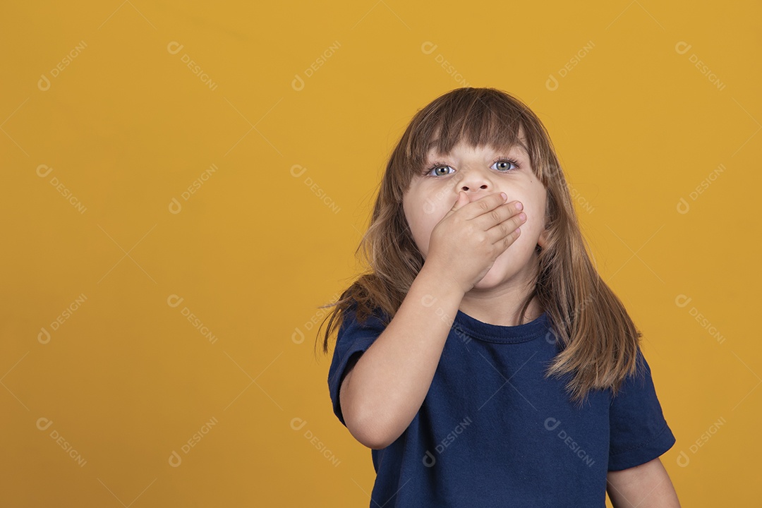 Menina sorridente de cabelos castanhos. Conceito de criança bonita e feliz com bons dentes saudáveis ​​para dentista