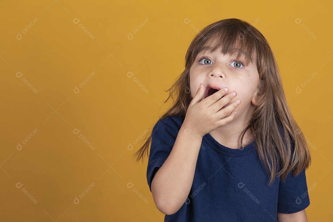 menina criança bocejando com a boca aberta