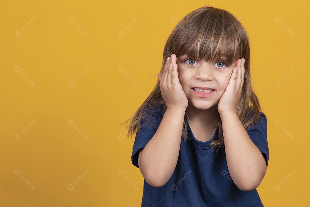 Menina bonitinha com cabelo liso sorrindo para a câmera docemente