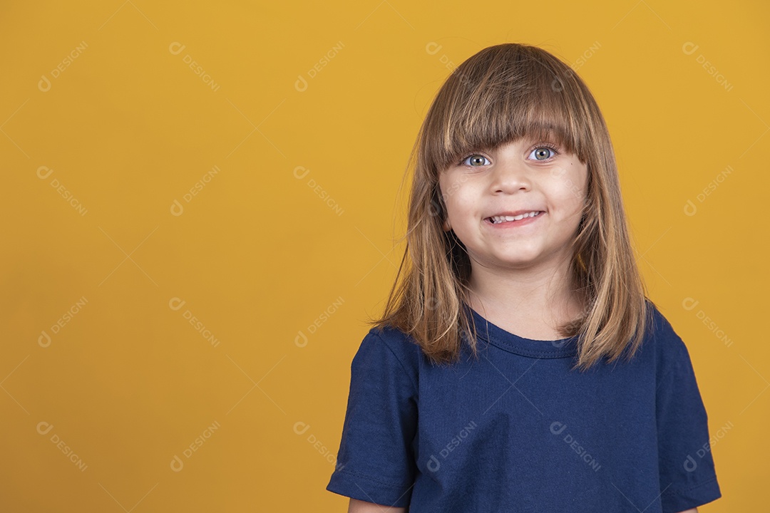 Retrato headshot com menina sorridente de cabelos castanhos. Conceito de criança bonita e feliz com bons