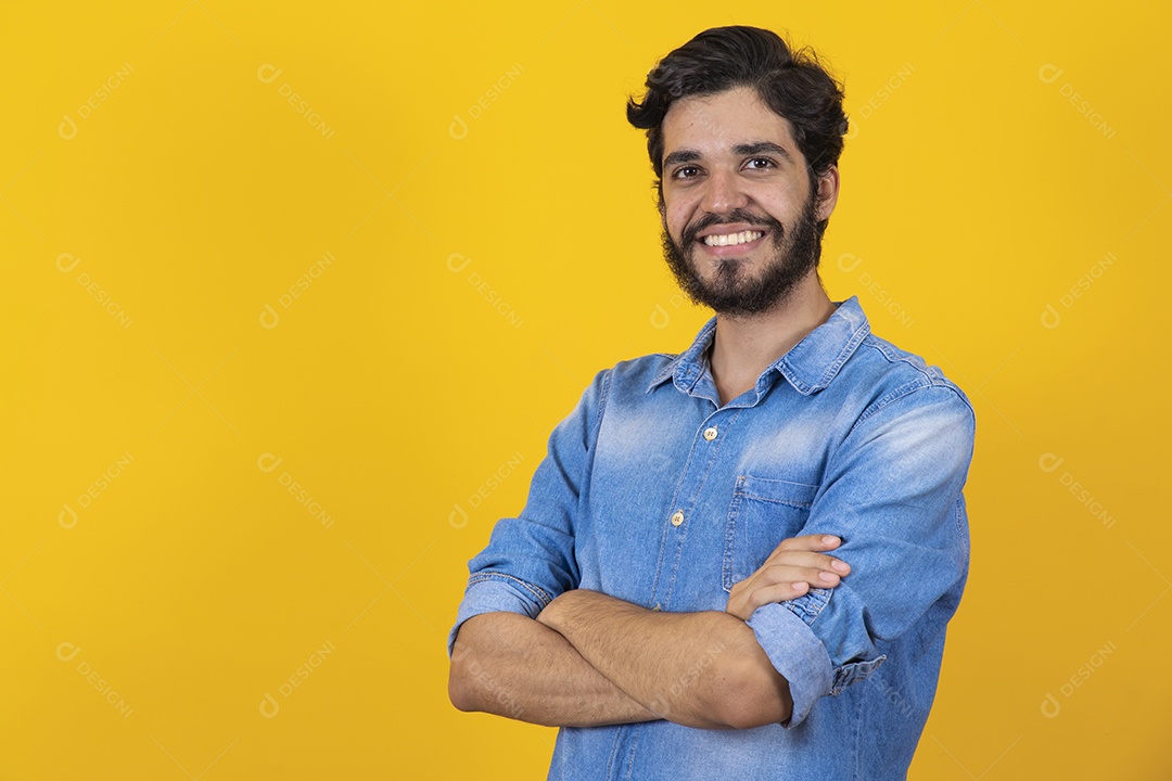 Homem jovem barbudo sobre fundo amarelo