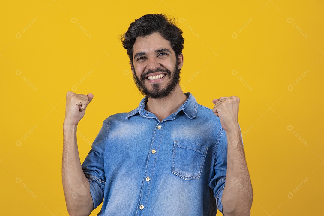 Homem jovem barbudo sobre fundo amarelo
