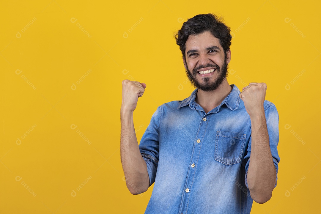 Homem jovem barbudo sobre fundo amarelo