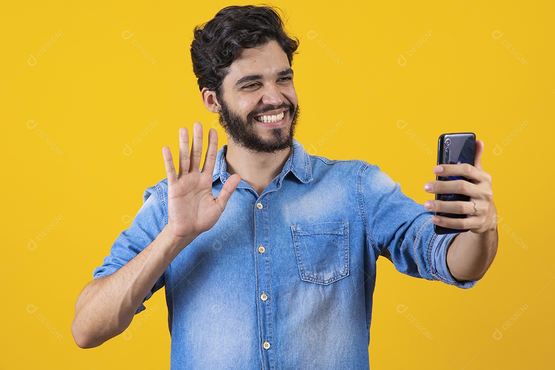 Homem jovem barbudo sobre fundo amarelo