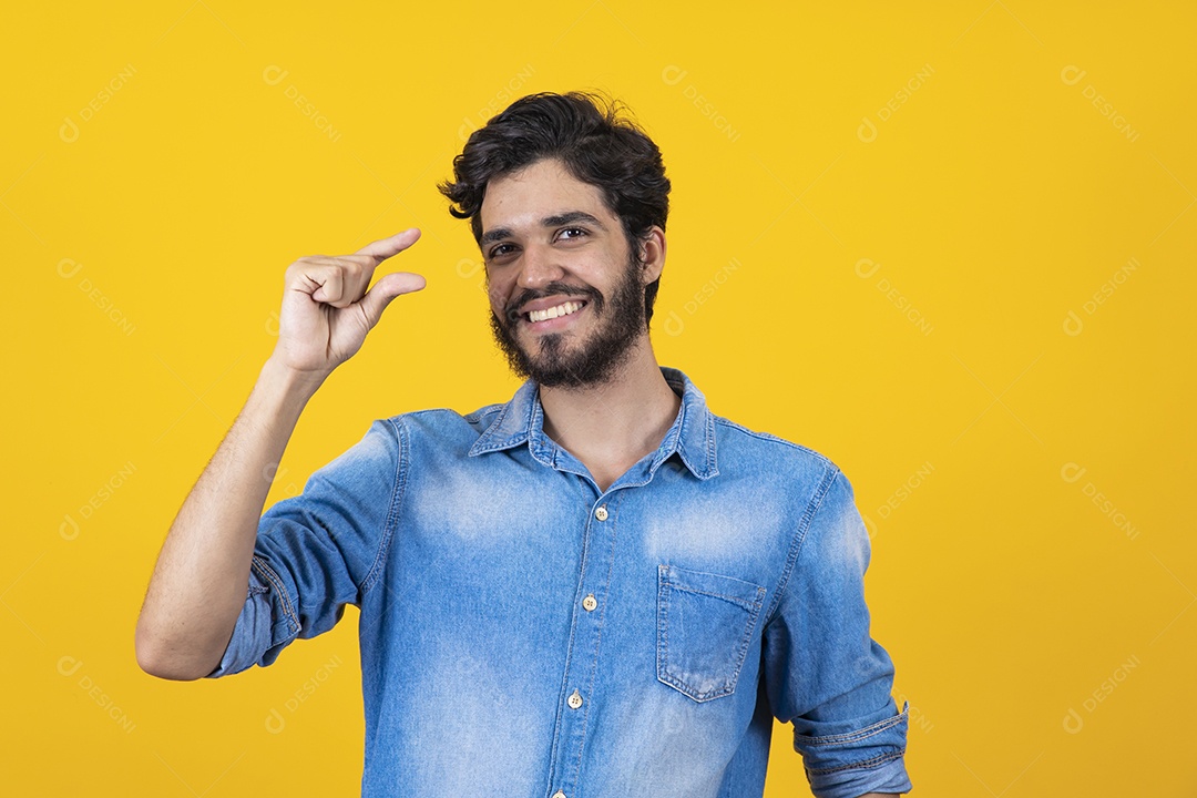 Homem jovem barbudo sobre fundo amarelo