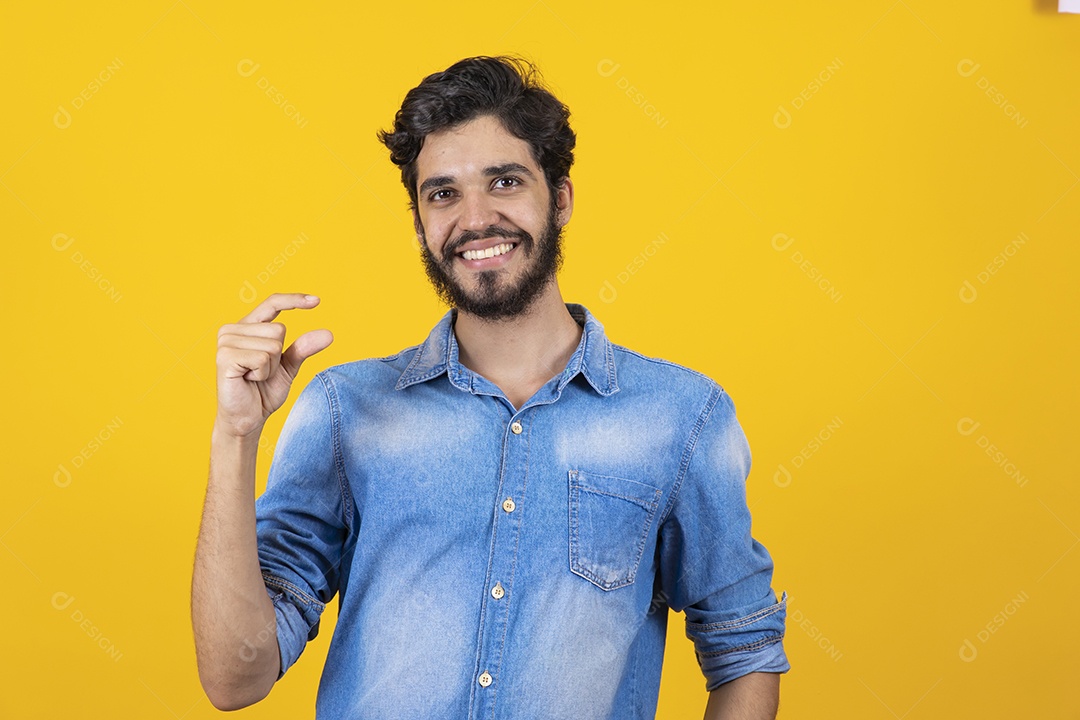 Homem jovem barbudo sobre fundo amarelo