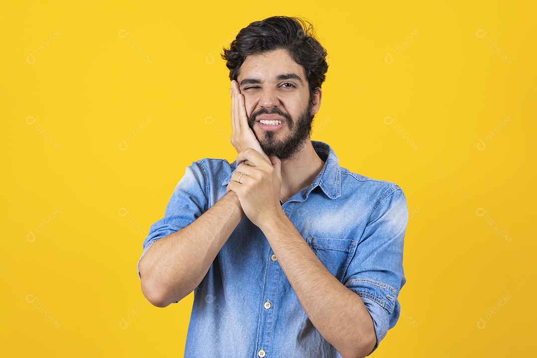 Homem jovem barbudo sobre fundo amarelo