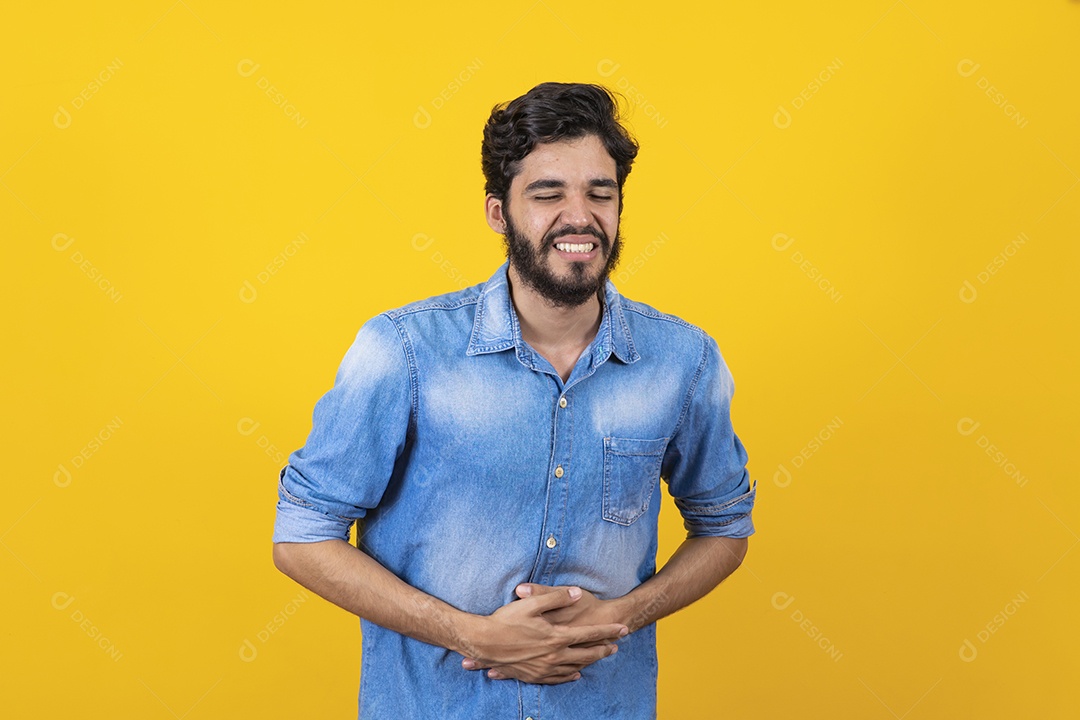Homem jovem barbudo sobre fundo amarelo