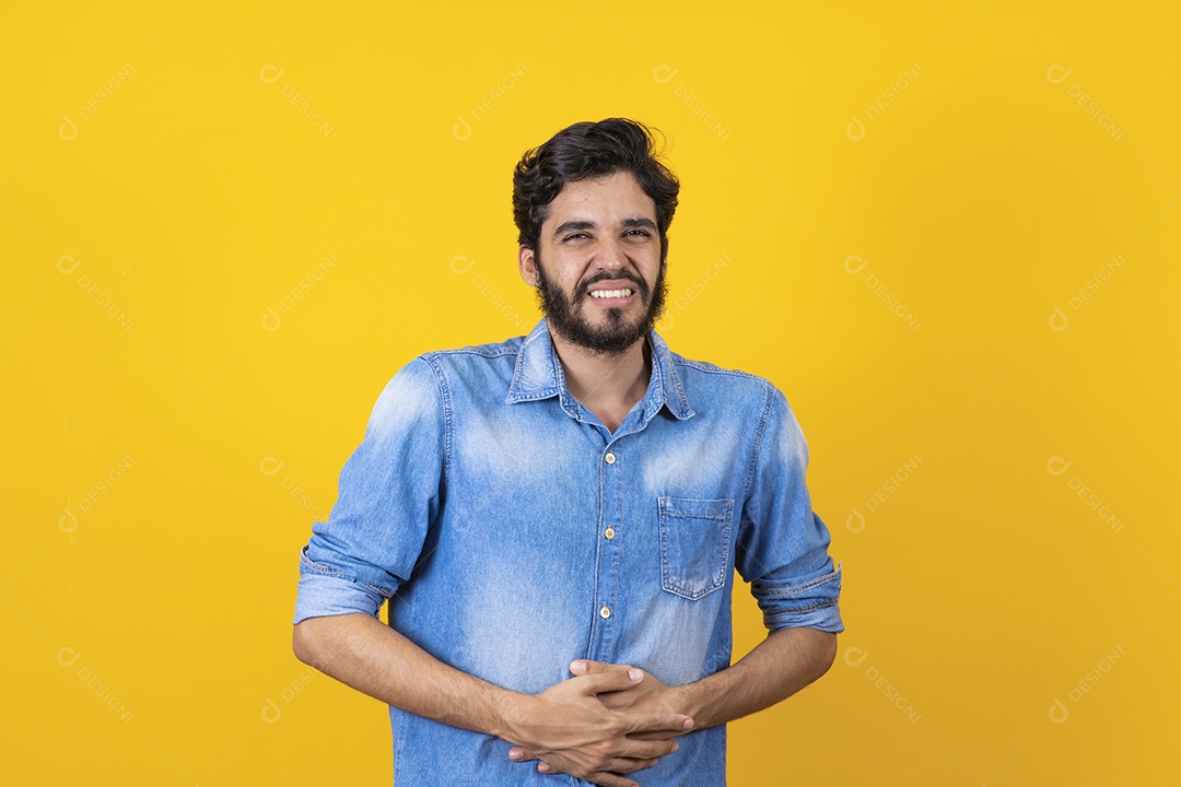 Homem jovem barbudo sobre fundo amarelo