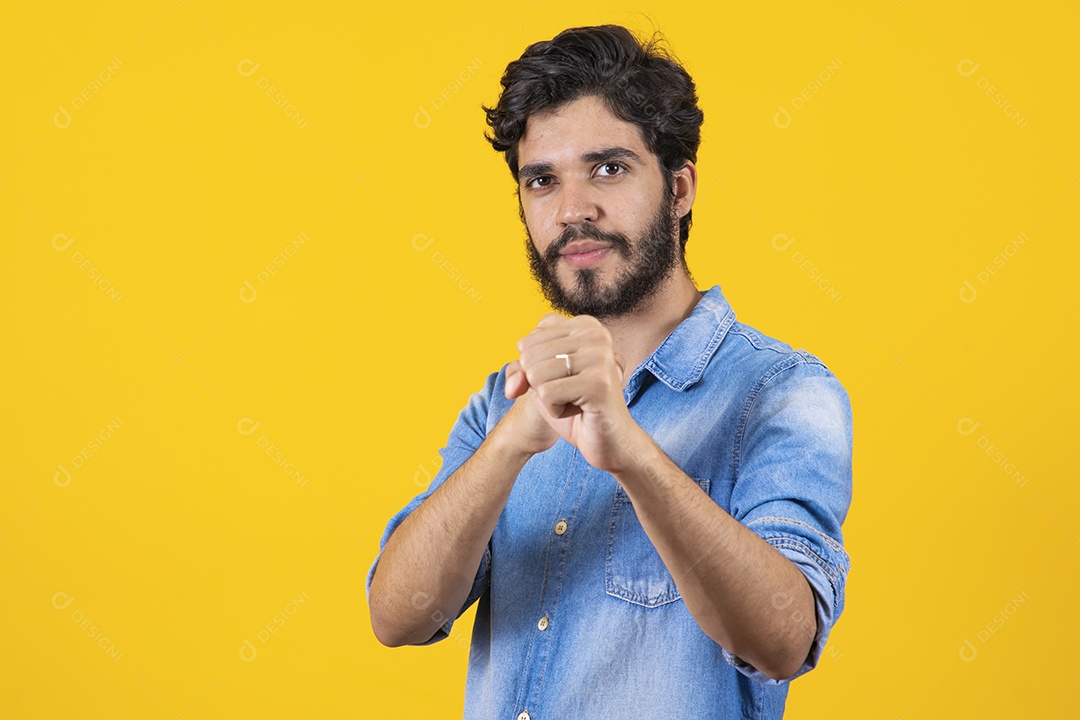 Homem jovem barbudo sobre fundo amarelo