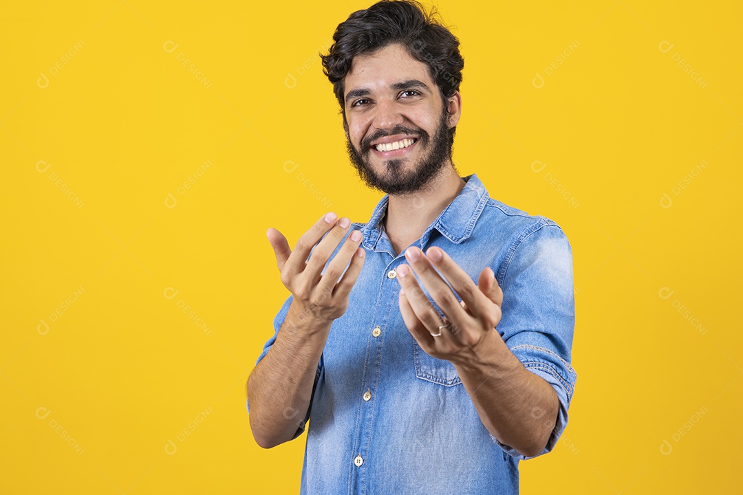 Homem jovem barbudo sobre fundo amarelo