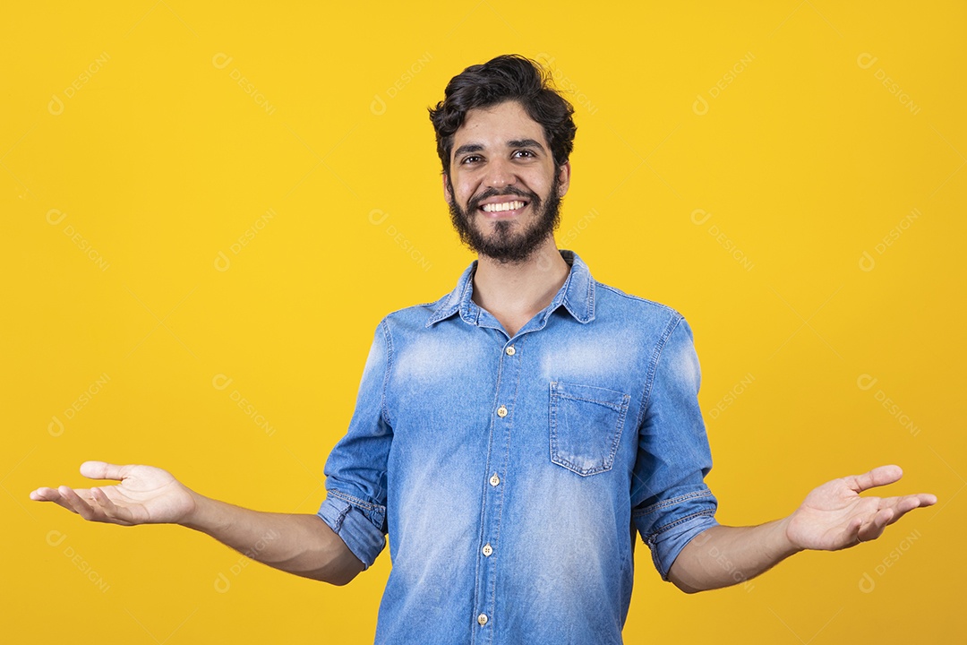 Homem jovem barbudo sobre fundo amarelo