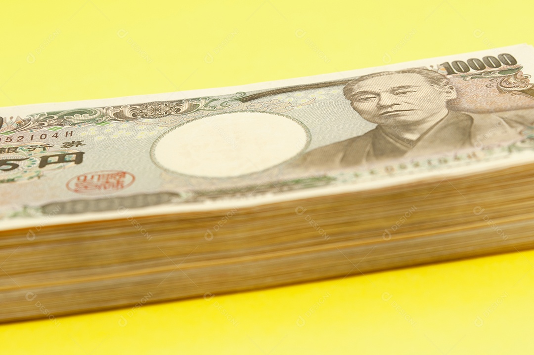 Notas de dez mil ienes empilhadas