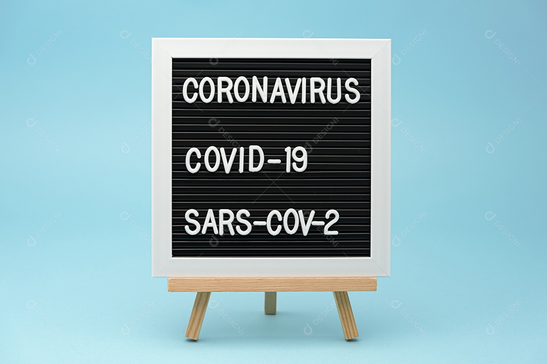 Quadro de escrita: CORONAVIRUS, COVID-19 e SARS-COV-2. isolado em fundo azul. Fechar-se. Tiro horizontal.
