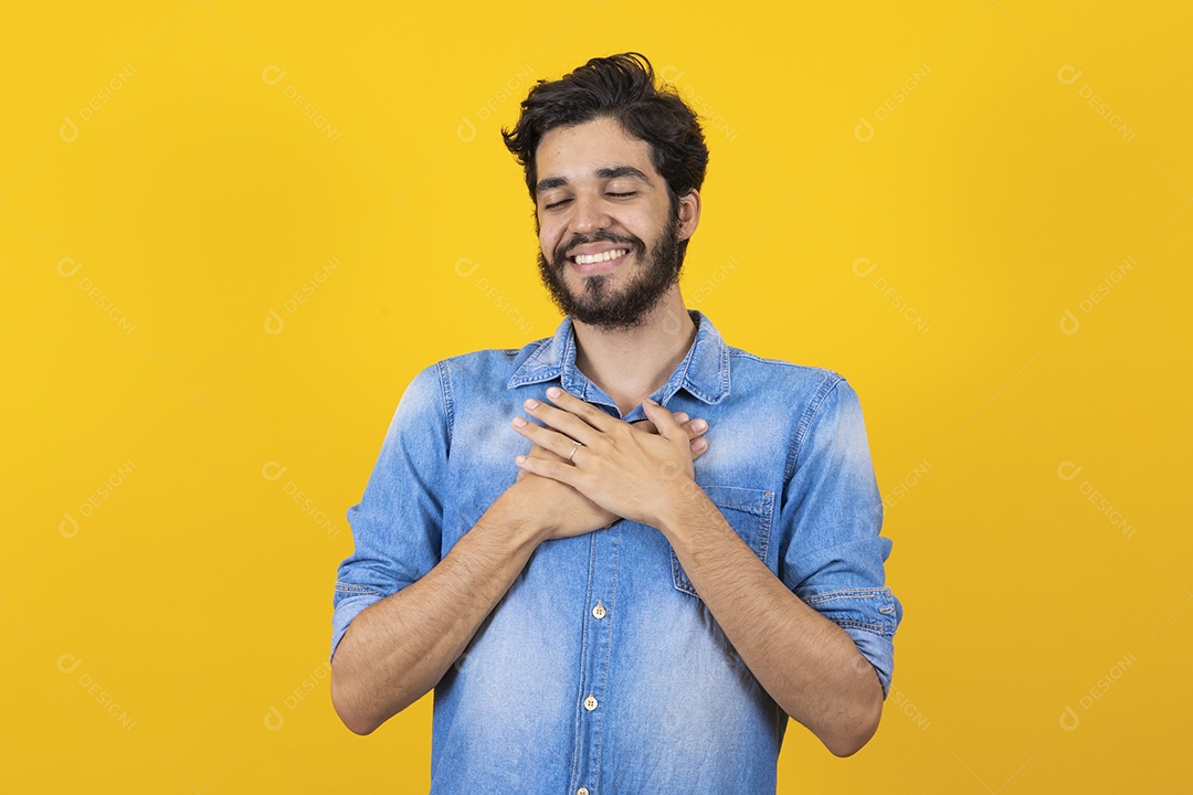 Homem jovem barbudo sobre fundo amarelo