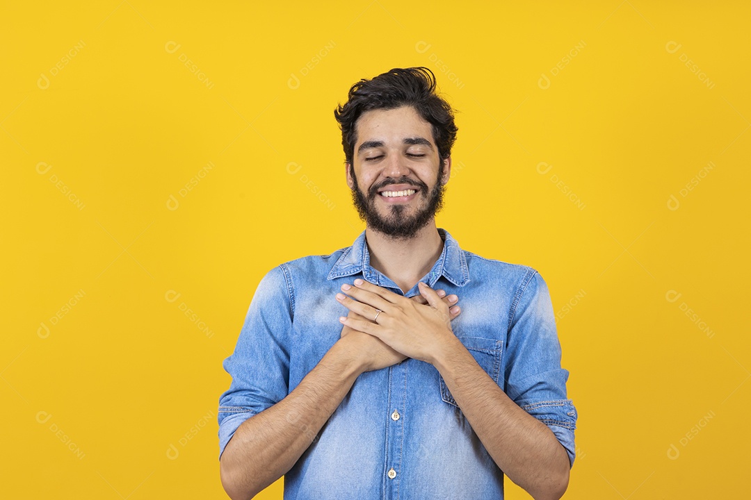 Homem jovem barbudo sobre fundo amarelo